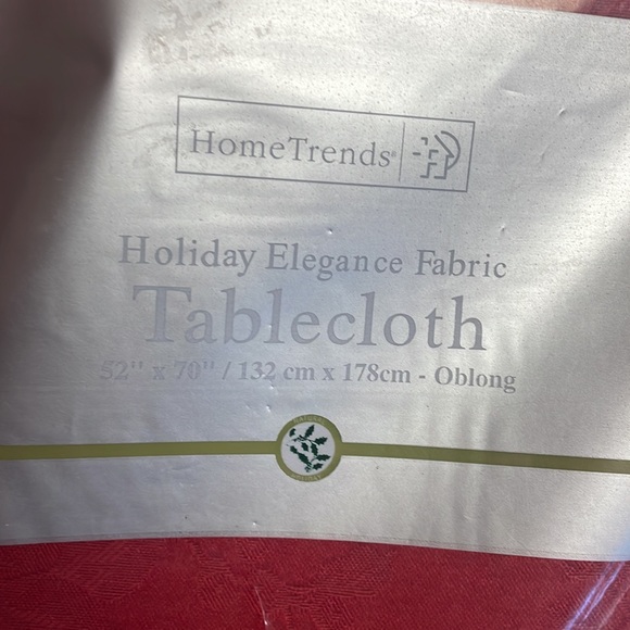 NIP HomeTrends tablecloths 1 red 1 green 52’x70’ - Picture 4 of 9